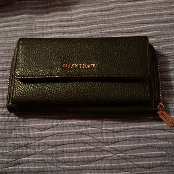 A Elle Tracy wallet - Picture 1 of 4